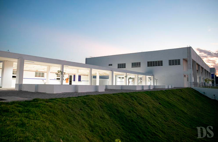 PRIMAVERA E ÁGUA BOA – Governador inaugura Escolas Técnicas e Militares, assina ordem de serviço e entrega viaturas e armamentos