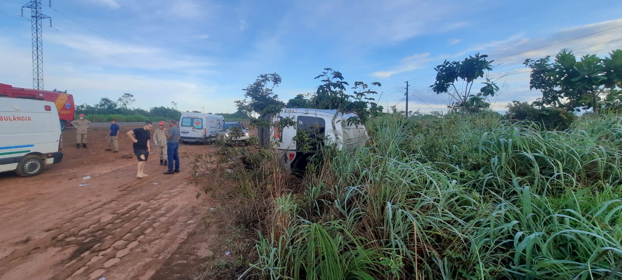 Van desvia de animal na pista e capota entre Tangará e Campo Novo
