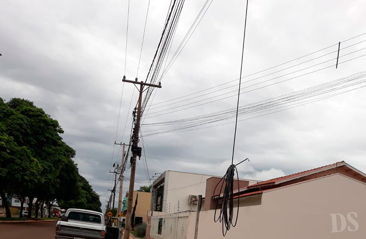 GAMBIARRAS – Câmara aprova Lei contra fios em desuso em postes do Município