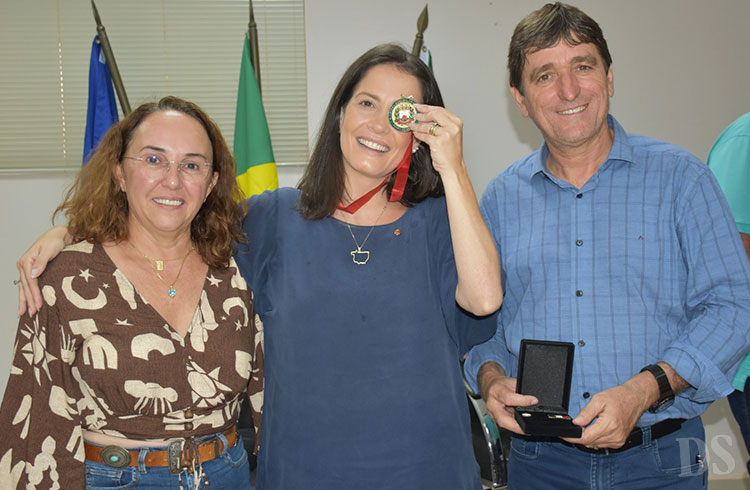DEPUTADA FEDERAL – Em visita a Tangará da Serra, Amália Barros recebe Comenda da Ordem do Brasão