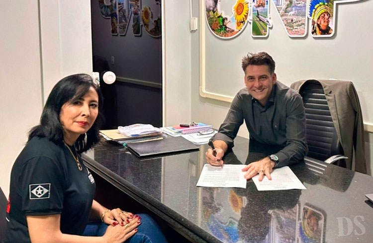 Prefeito assina termo de contratação emergencial de serviços de vigilância para escolas