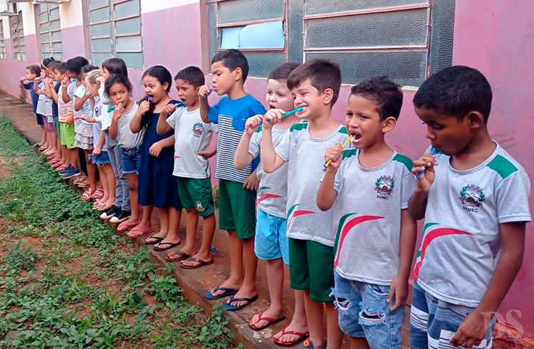 ELAINE ANTUNES – Vereadora acompanha trabalhos do Programa Saúde na Escola