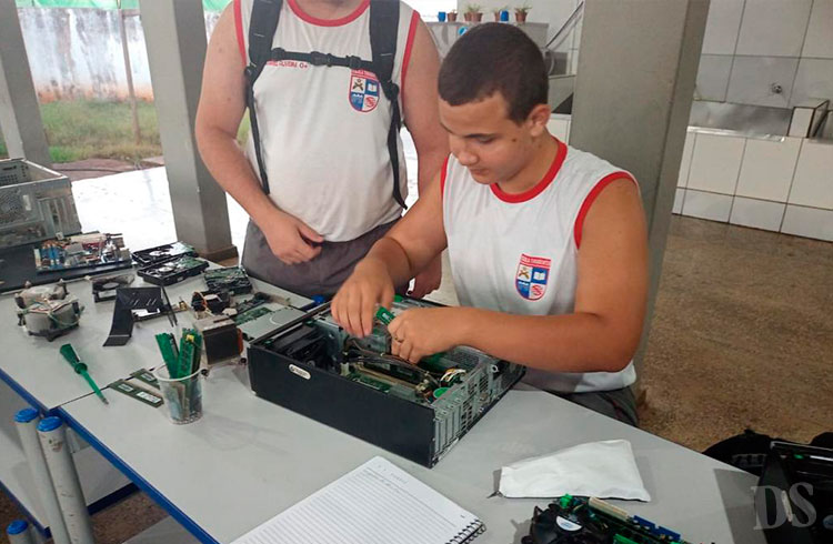 KIT DE ROBÓTICA – Escola Militar recebe robôs que servirão de aporte pedagógico na unidade