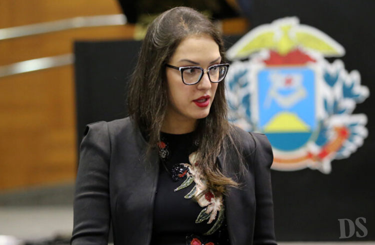 JANAINA RIVA – Deputada pede licença por 121 dias da Assembleia