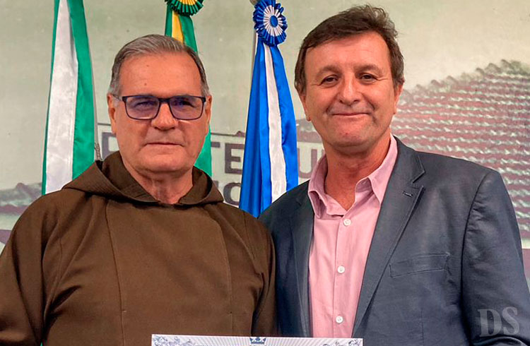 MOÇÃO DE APLAUSOS – Freis Capuchinhos são homenageados na Câmara Municipal