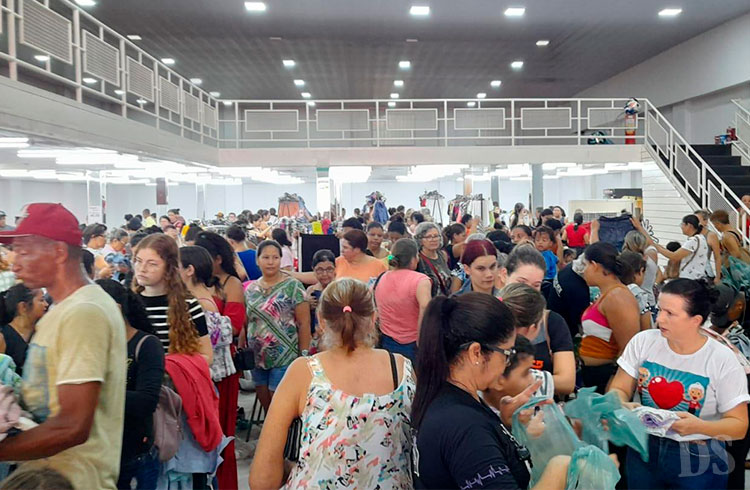 PRIMEIRO DIA – Bazar Lar do Idoso é sucesso de público