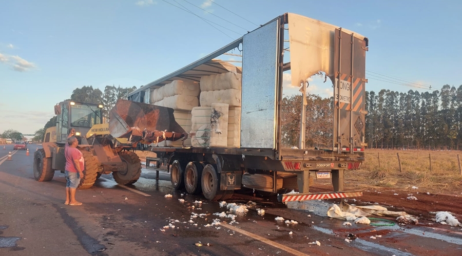 Carreta com algodão pega fogo na MT-358