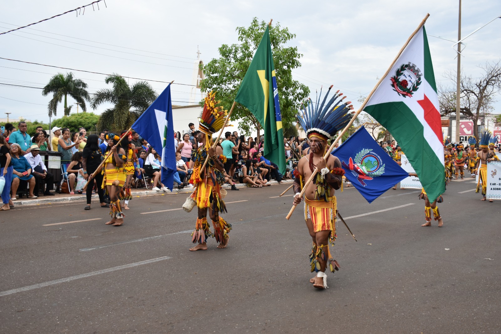DESFILE DA INDEPENDÊNCIA - Desfile Cívico de 07 de Setembro reúne milhares de pessoas na Avenida Brasil