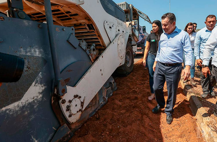 RECORDE NO PAÍS – “Até o final do ano, vamos completar 3.500km de asfalto”