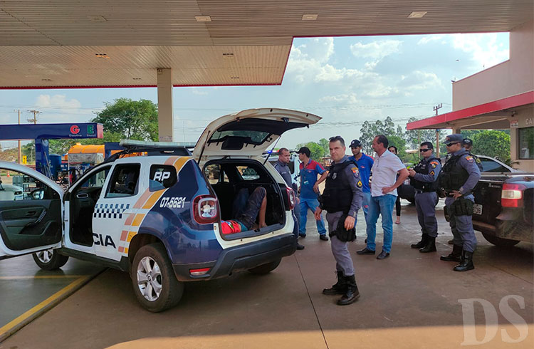 À LUZ DO DIA – Polícia prende homem e recupera quantia levada em roubo a posto de combustível
