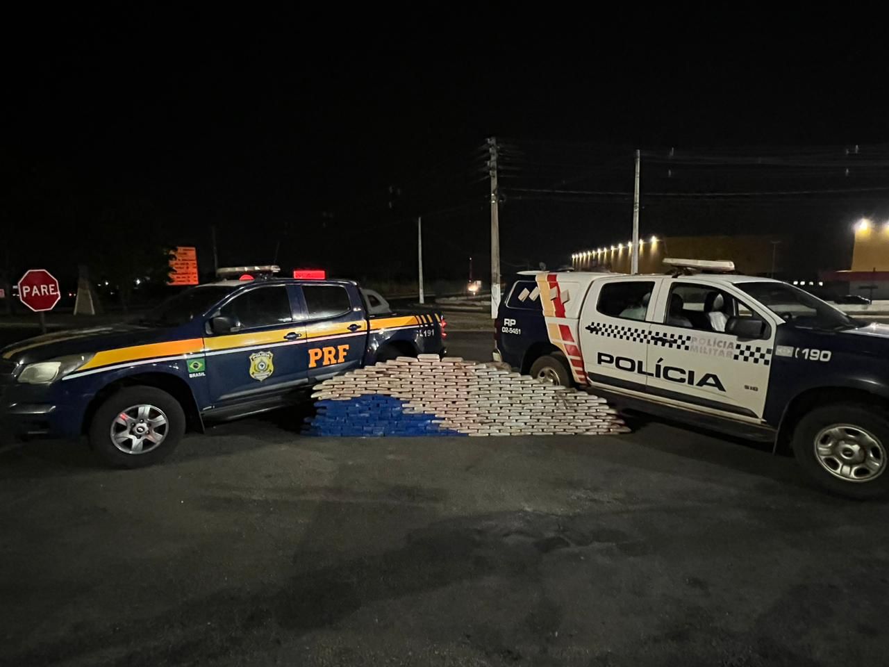 COMBATE AO TRÁFICO - Polícia Militar e PRF apreendem 265 tabletes de cocaína em Jangada