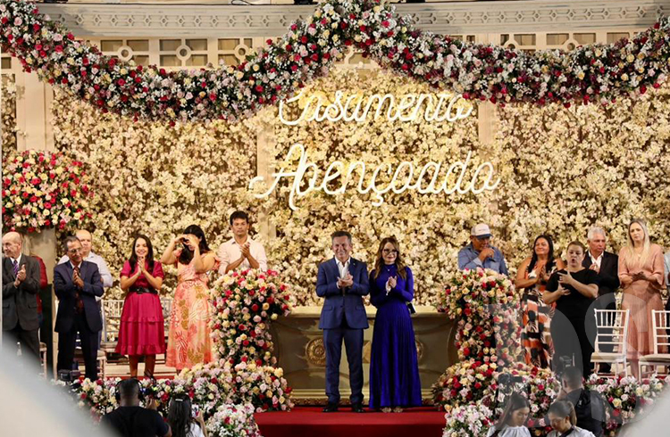 CASAMENTO ABENÇOADO - Emocionados, primeira-dama de MT e governador comemoram a união de mais de 200 casais em Água Boa