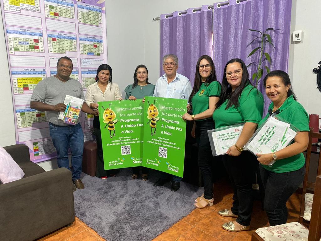 Secretária de Educação recebe visita de representantes do Sicredi
