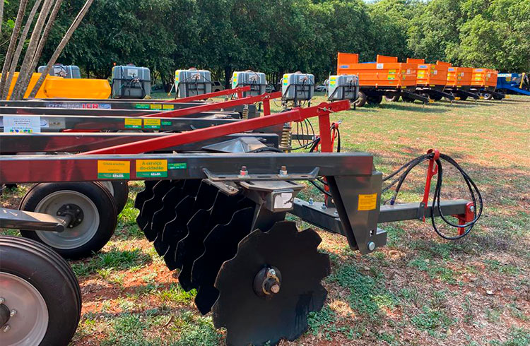 AGRICULTURA FAMILIAR – Município entrega 18 implementos agrícolas para associações de produtores rurais