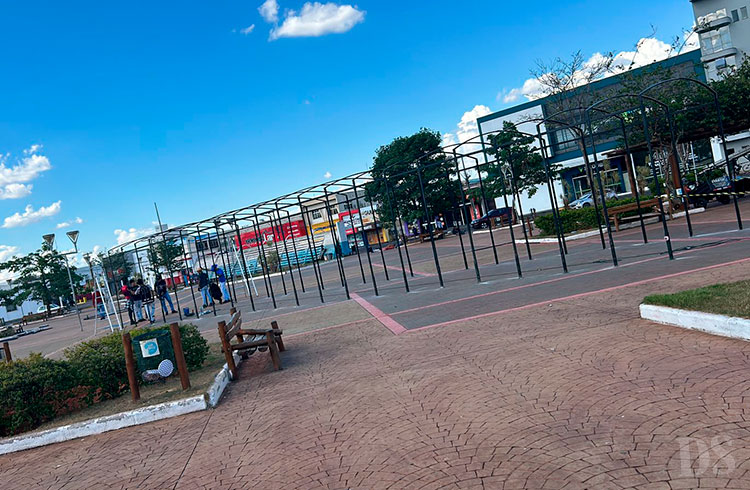 CLIMA DE NATAL – Praça da Bíblia recebe decoração natalina; acendimento das luzes será na sexta-feira