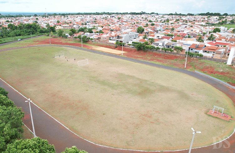 ESPORTE E LAZER – Prefeito assina ordem de serviço para instalação de gradil no campo da Vila Olímpica