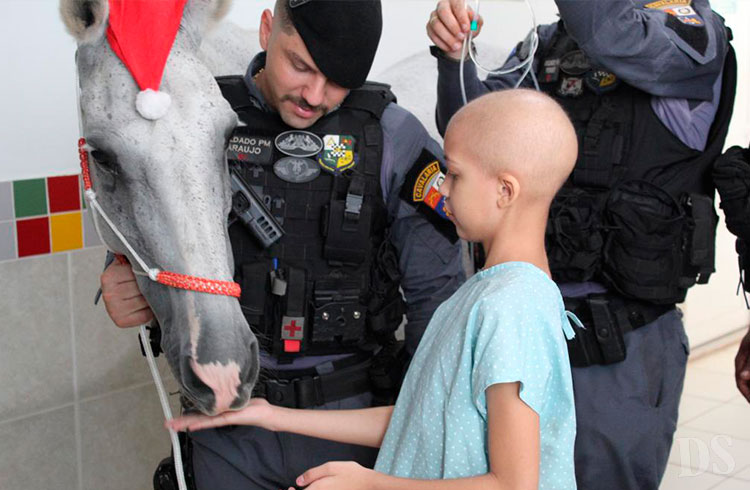 ESPECIAL DE NATAL – Cavalaria da PM leva alegria e descontração a pacientes do Hospital de Câncer de Cuiabá