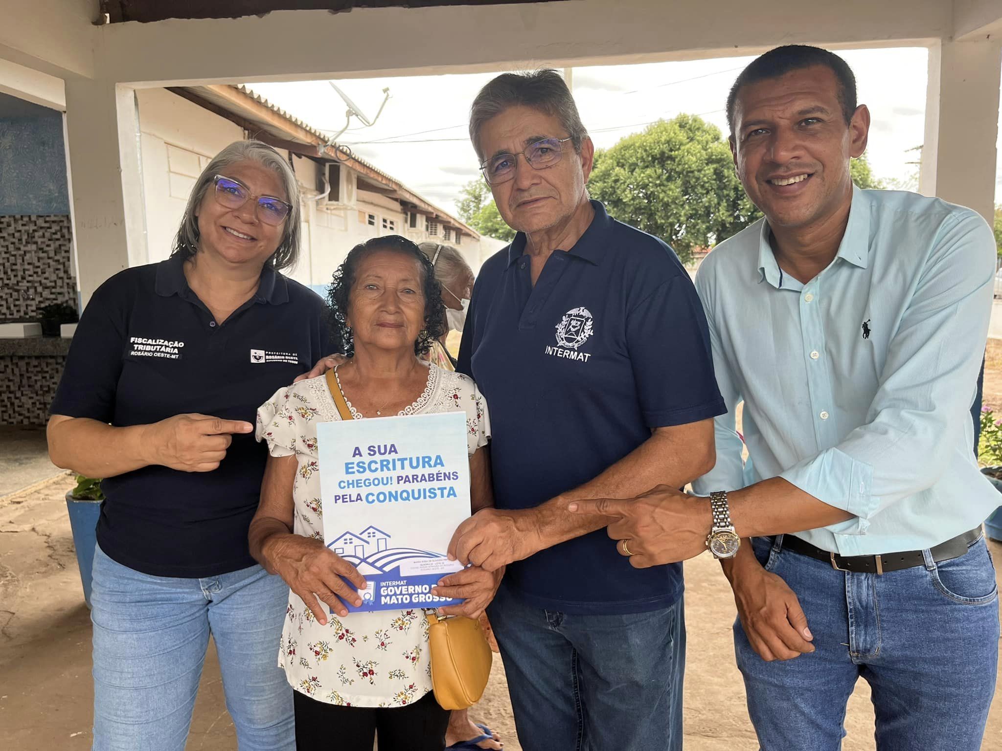 “Foram 42 anos de espera que chegaram ao fim”, afirma moradora ao receber escritura de casa do Governo de MT