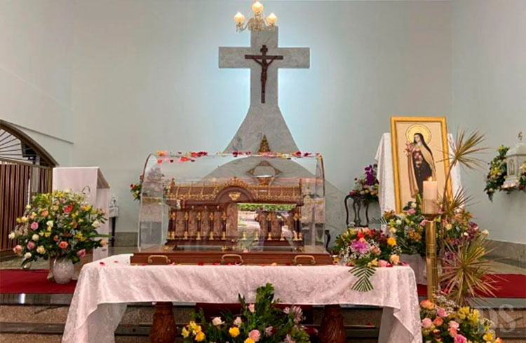 VINDAS DA FRANÇA – Restos mortais de Santa Teresinha chegam a Cuiabá