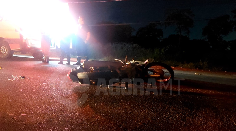 GRAVE ACIDENTE - Motociclista morre após bater em caminhão que estava saindo de estacionamento