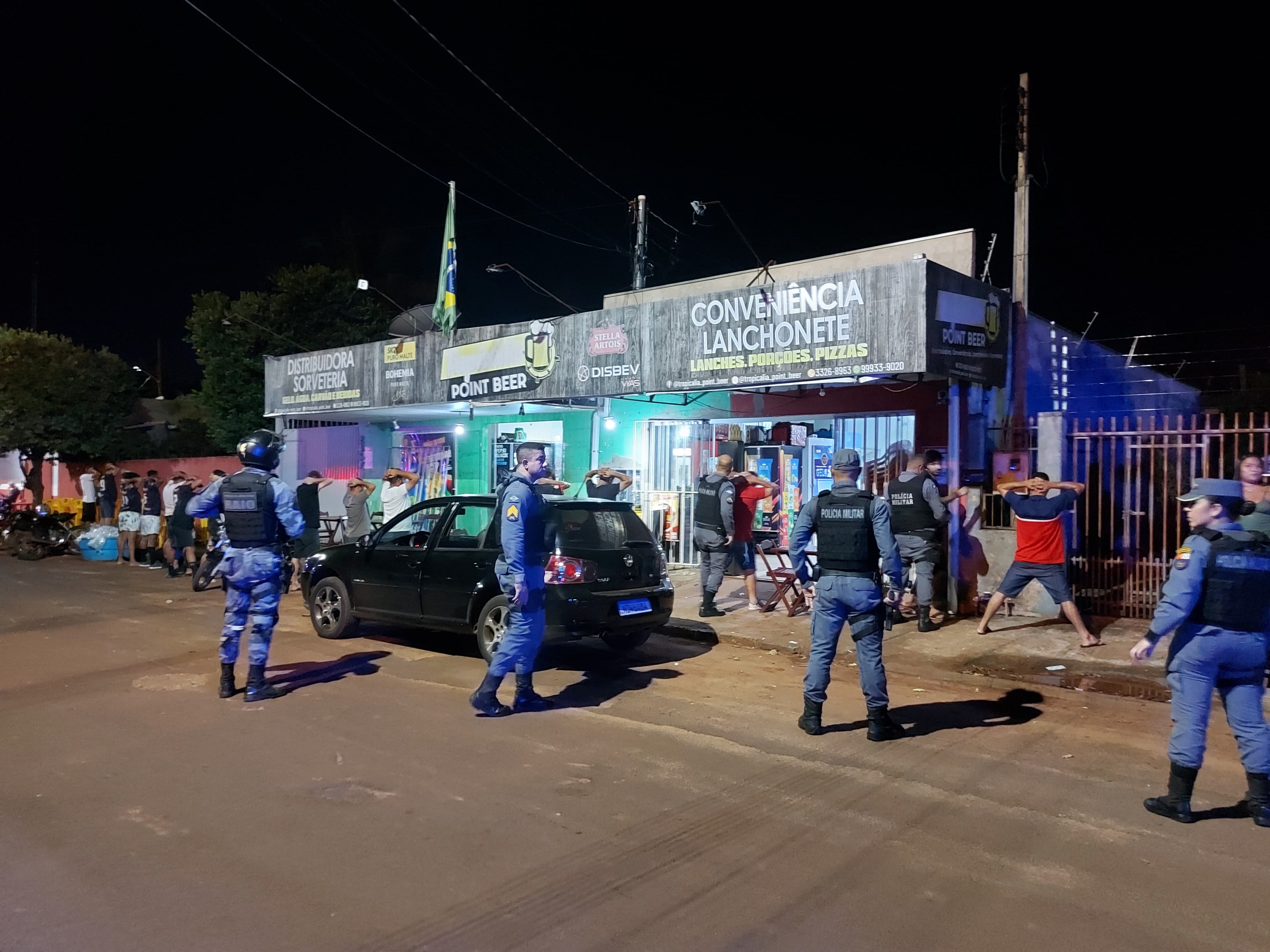 COMBATE AO TRÁFICO DE DROGAS - Em operação integrada, Polícia Militar e Prefeitura fiscalizam bares, lanchonetes e casas noturnas