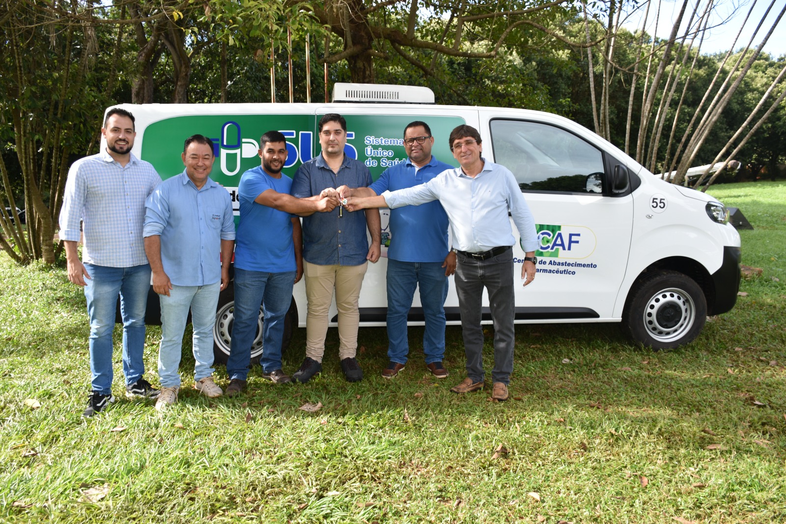 INVESTINDO EM SAÚDE - Município entrega minivan para distribuição de medicamentos