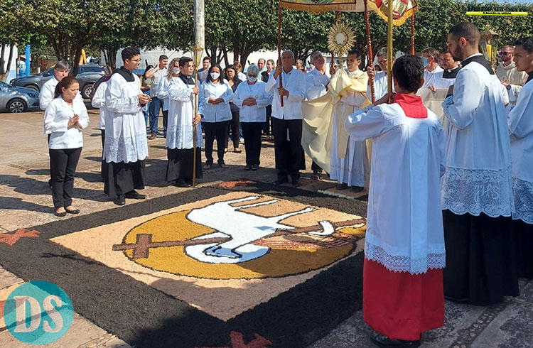 TRADIÇÃO E FÉ – Igreja Católica celebra Corpus Christi com confecção de tapetes e missas