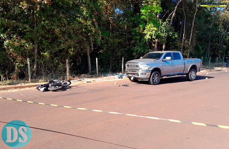 ACIDENTE FATAL – Homem de 58 anos morre após colisão de motocicleta com Dodge Ram