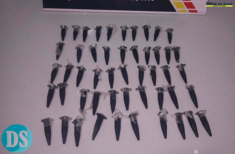 FLAGRANTE – Polícia Militar prende duas pessoas com 50 porções de cocaína em Tangará da Serra