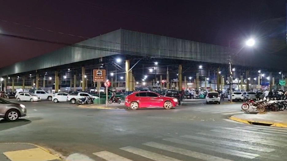 Primeira feira noturna tem movimento satisfatório e anima feirantes em Tangará da Serra