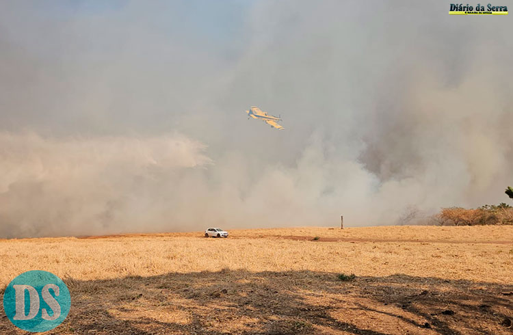 QUEIMADAS EM VEGETAÇÃO – Efetivo dos bombeiros consegue debelar incêndios em diversas áreas de Tangará da Serra e intensifica ações na Aldeia Formoso