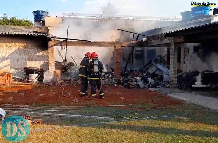 DOIS CASOS REGISTRADOS – Incêndios destroem parcialmente duas residências em Tangará da Serra