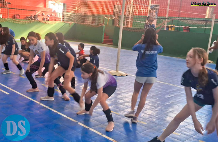 MINIVÔLEI – Secretaria de Esportes oferta aulas de voleibol para crianças a partir de 6 anos