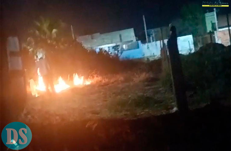 POR DENÚNCIA – Homem é detido pela PM após ser flagrado por moradores ateando fogo em terreno baldio