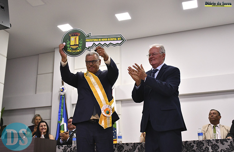 NOVA OLÍMPIA - Arizão toma posse como prefeito em cerimônia marcada por grande presença popular