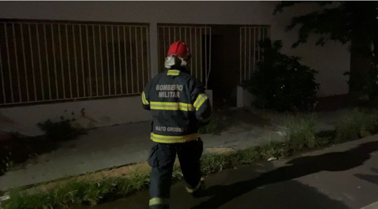 EM TANGARÁ DA SERRA – Prédio de antigo hotel é destruído por incêndio de grandes proporções
