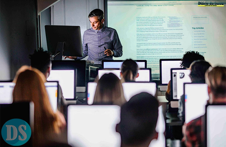 FATEC SENAI - Cursos tecnólogos propiciam inserção mais rápida no mercado de trabalho