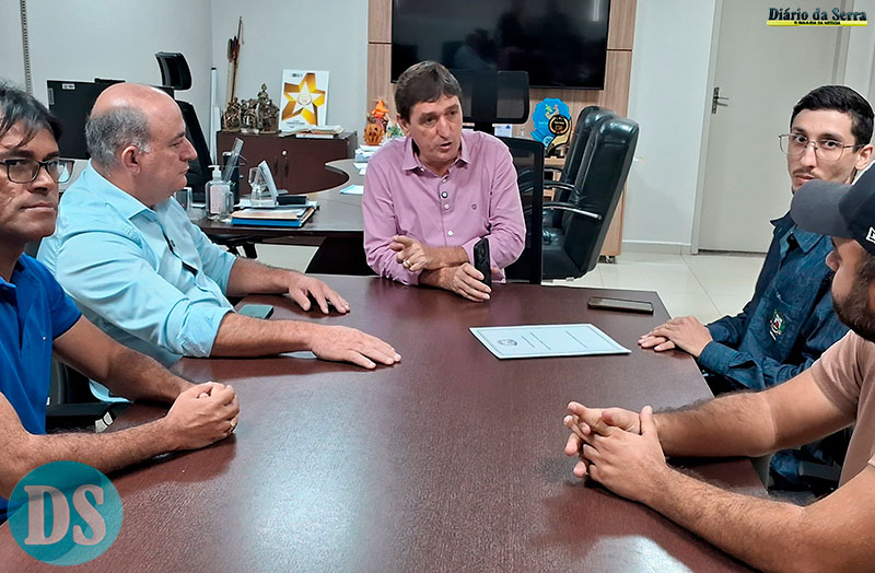 R$ 960 MIL – Executivo assina ordem de serviço para recapeamento asfáltico de trechos da Avenida Brasil