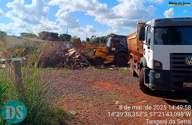EM DOIS DISTRITOS – Mutirão de limpeza recolhe seis caminhões de entulhos