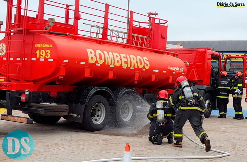 TANGARÁ DA SERRA - Corpo de Bombeiros realiza alvorada e simulação em comemoração ao Dia Nacional do Bombeiro