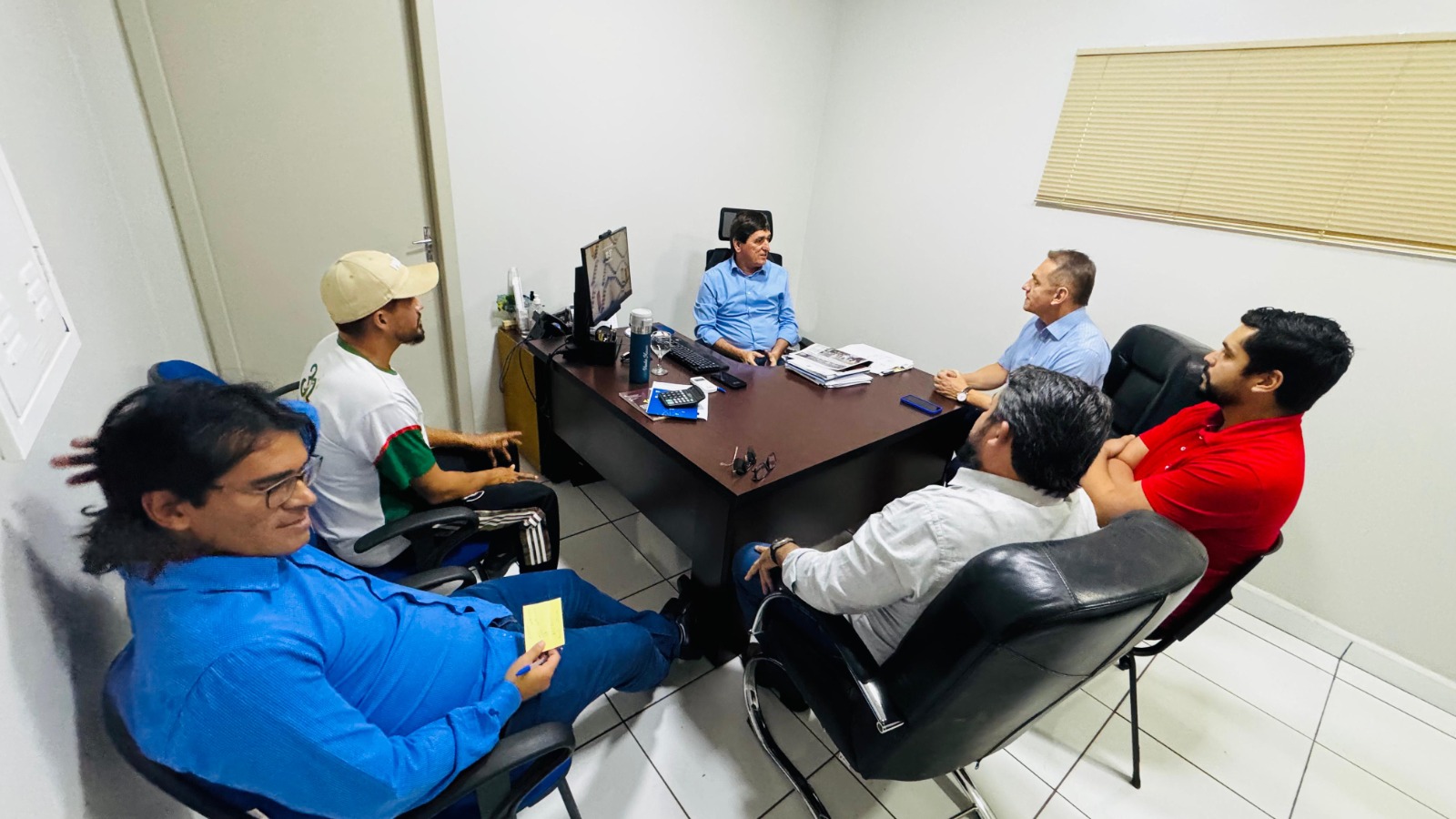 MEDIAÇÃO - Wilson Santos intermedeia reabertura de diálogo entre servidores e prefeito de Tangará