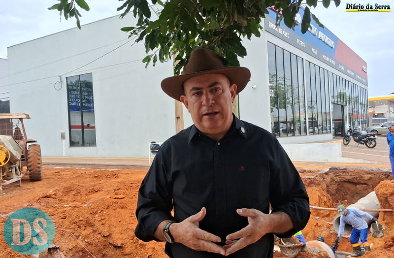 TRABALHO INICIADO - Obra de galerias pluviais busca solucionar alagamentos antigos na região do Bosque Municipal