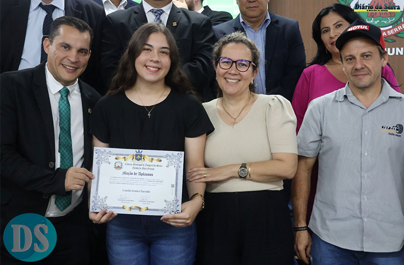 Atleta Camila Daeuble é homenageada por conquistas no ciclismo