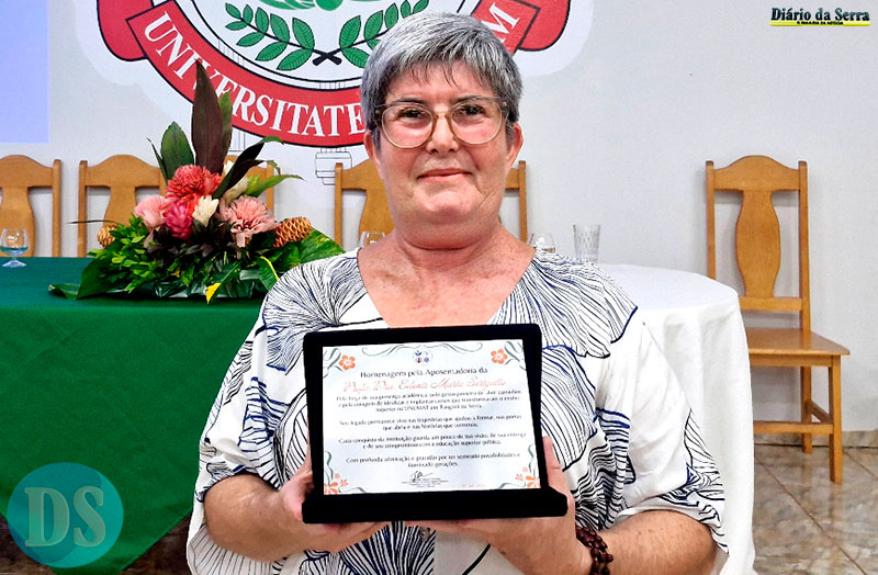 HOMENAGEM – Primeira professora aposentada da FACABES é homenageada em cerimônia histórica na Unemat de Tangará
