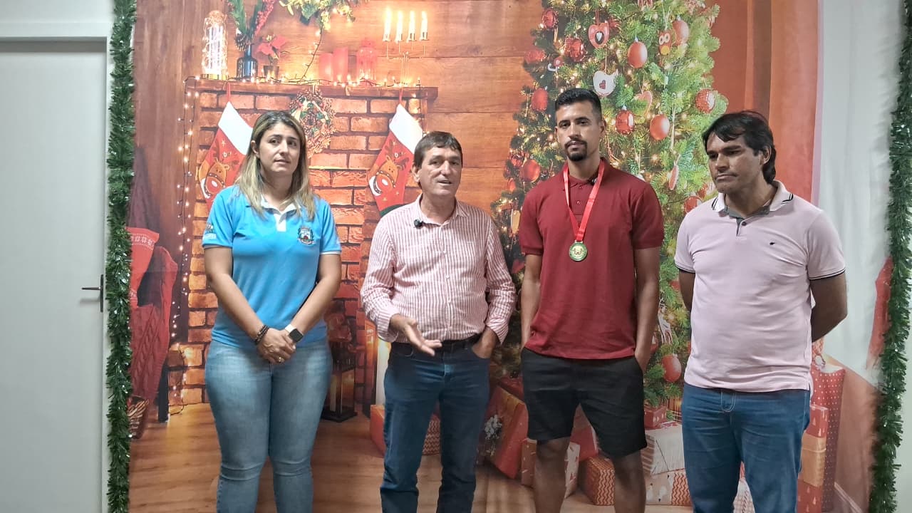 Prefeito homenageia jogador tangaraense Ricardo Ryller com Medalha Ordem do Brasão