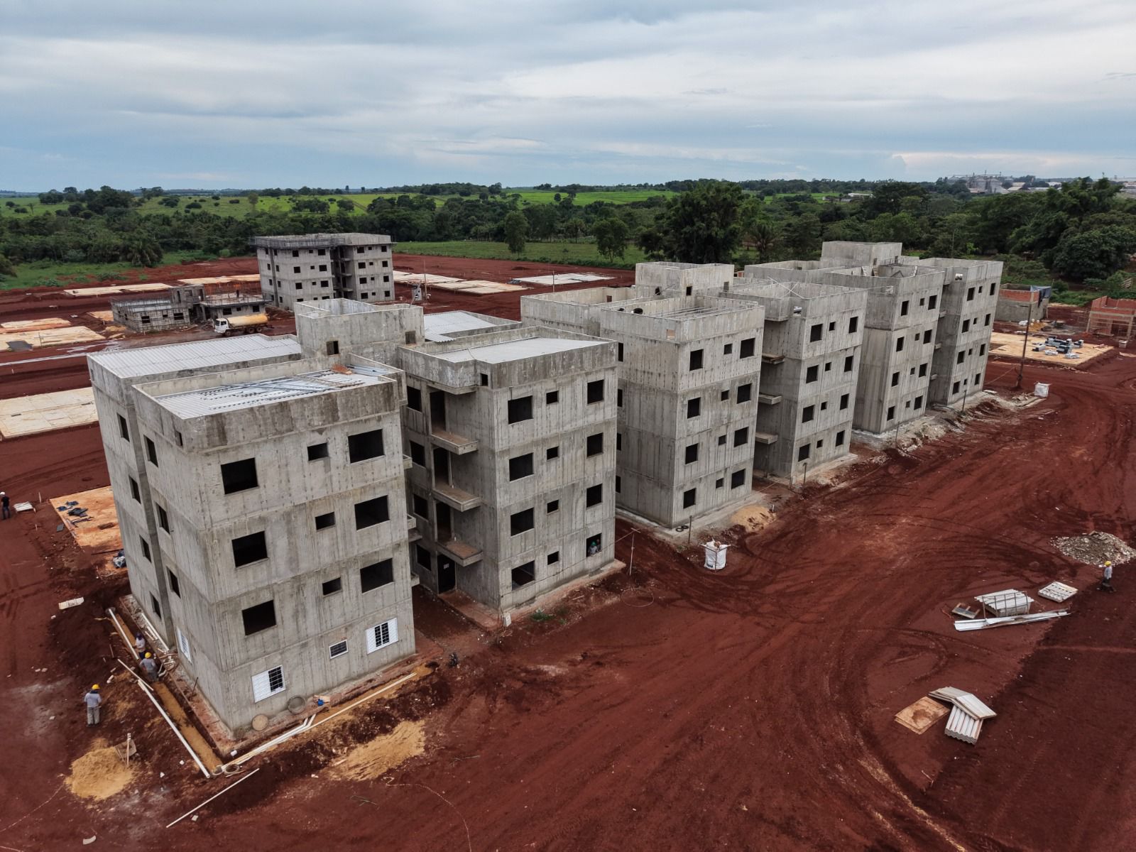 PROGRAMA ESTADUAL - Presidente da MT Par visita obras dos Residenciais Solaris 1 e 2 em Tangará da Serra