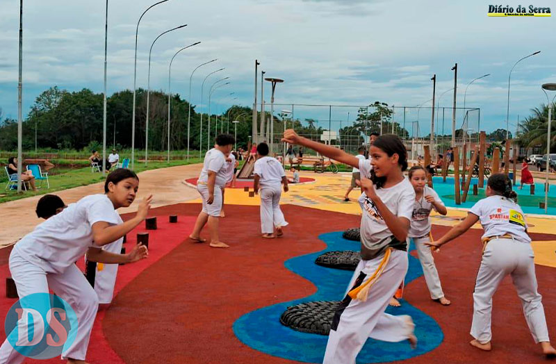 CAPUERÊ - Projeto social leva capoeira gratuita ao Parque Linear e beneficia jovens do bairro Dona Júlia