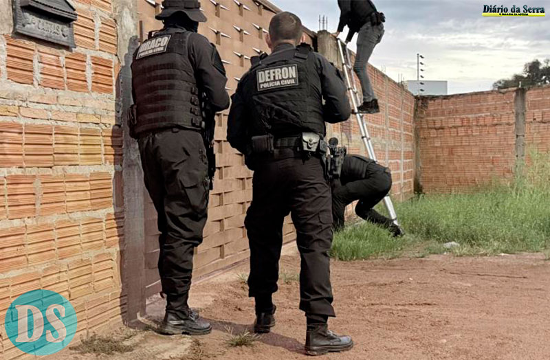 OPERAÇÃO COROA QUEBRADA – Polícia Civil cumpre 21 ordens judiciais contra núcleo de facção liderado por mulher em Cáceres