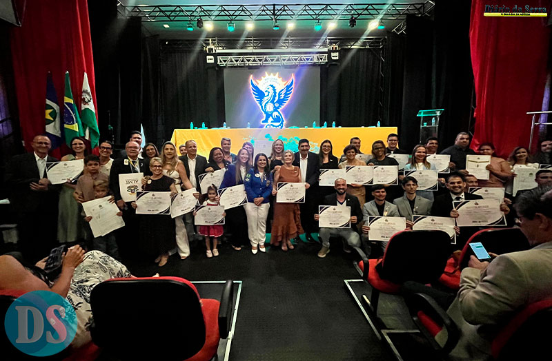 Sessão Solene com entrega de honrarias marca abertura de Convenção Distrital do Lions