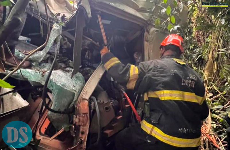 EM TANGARÁ DA SERRA – Corpo de Bombeiros resgata duas vítimas presas às ferragens após acidente entre carretas